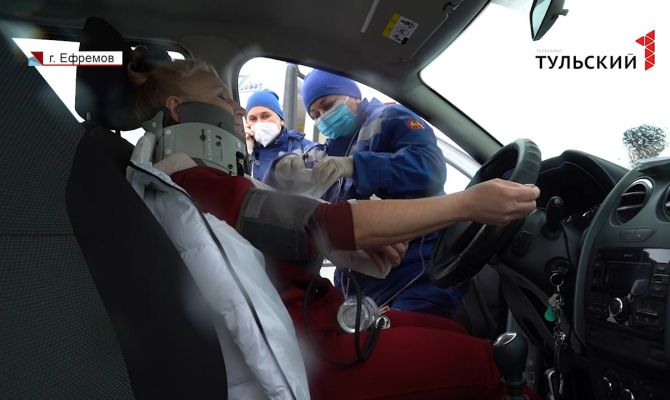 Тульские спасатели и медики отработали спасение человека из покореженной машины