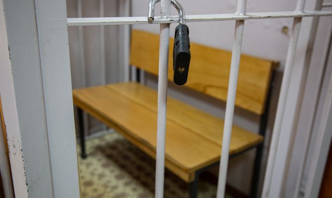 Житель Новомосковска избил своего слепого друга