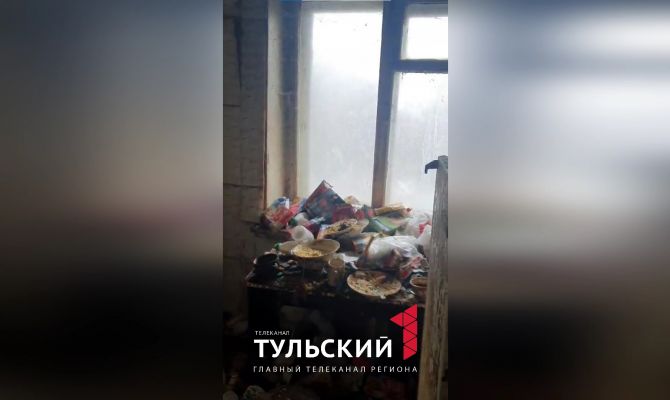На улице Кауля в Туле мужчина превратил свою квартиру в свалку