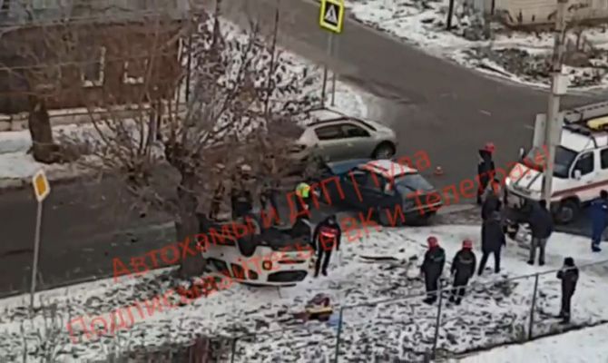 На улице Курковой в Туле перевернулся автомобиль: пострадал 8-летний ребенок