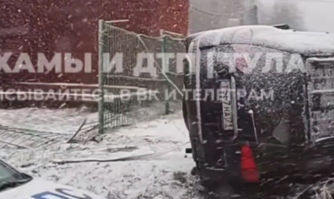 На улице Вильямса "Мицубиси" вылетел с дороги и перевернулся