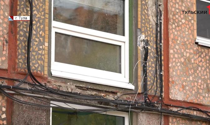 В Туле энергетики пустили из подвала многоэтажки кабель с напряжением в 380 Вольт на высоте человеческого роста 