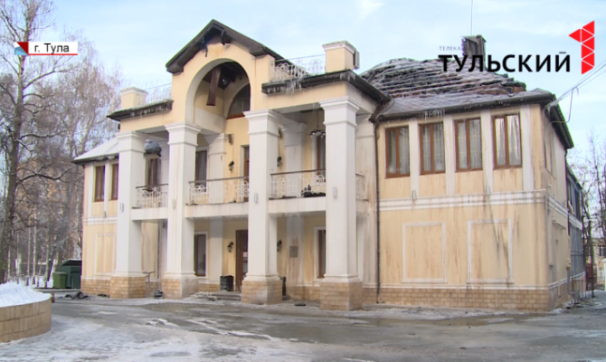 Сотрудники МЧС разбираются в причинах возгорания тульского ресторана «Петр Петрович»