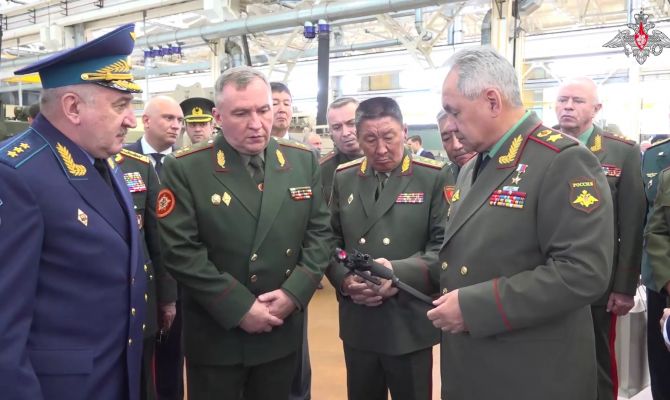 Сергей Шойгу и министры обороны стран СНГ посетили оборонное предприятие в Туле