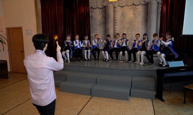 Тульский учитель увлек детей игрой на ложках и стал финалистом всероссийского конкурса