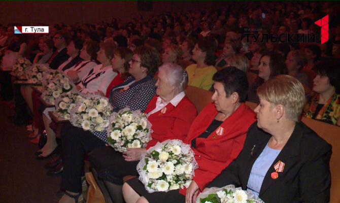 Алексей Дюмин вручил благодарности лучшим учителям Тульской области