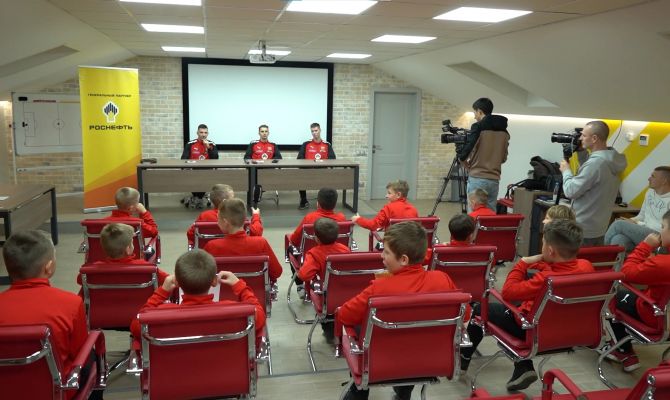 Любимые бутсы и кумиры детства: юные туляки узнали, чем живут футболисты "Арсенала"