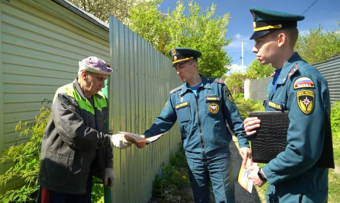 Сотрудники МЧС напомнили тулякам основные правила обращения с огнем
