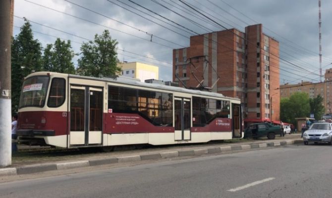 В Туле «ВАЗ» вылетел на трамвайные пути