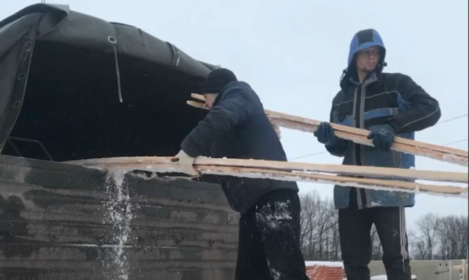 Жители Ефремова передали бензопилы и стройматериалы бойцам в зону СВО