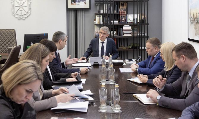 Миляев поручил приобрести рояль для школы в поселке Новогуровский