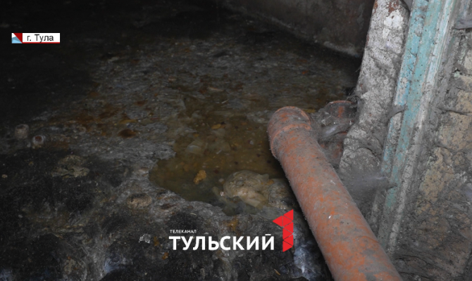 В Болохово подвалы многоэтажек по колено затопило канализацией