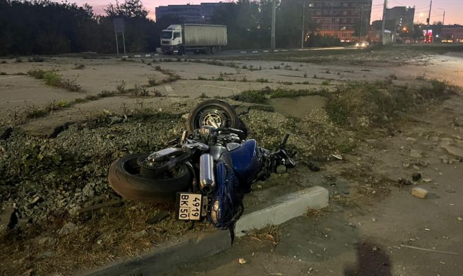 В Туле на улице Ложевой мужчина опрокинулся на мотоцикле