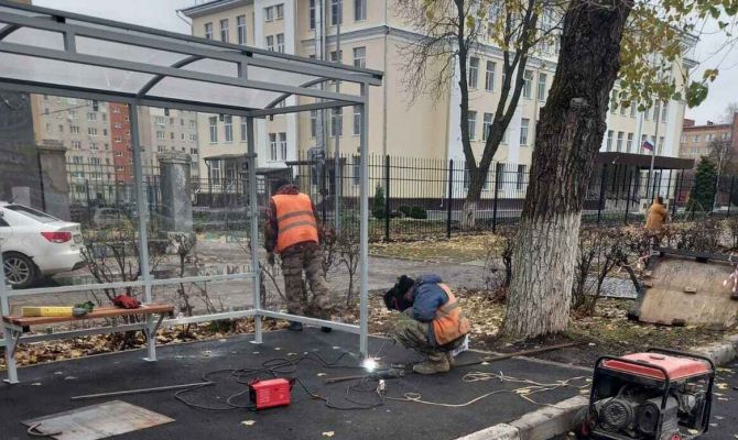 В Новомосковске поставили новую остановку общественного транспорта у школы №25