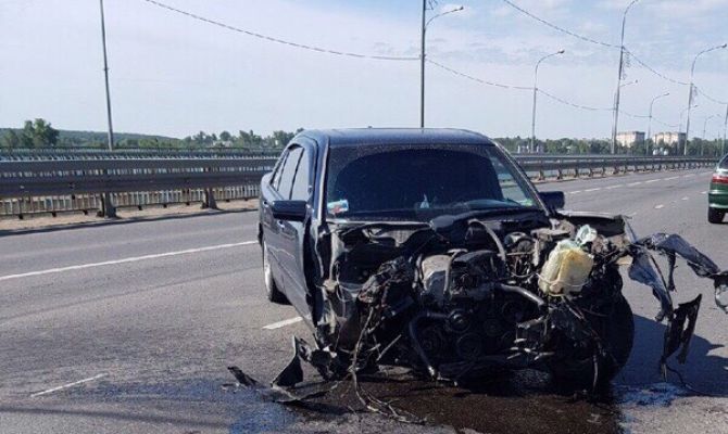 В Алексине иномарку разворотило от удара в отбойник