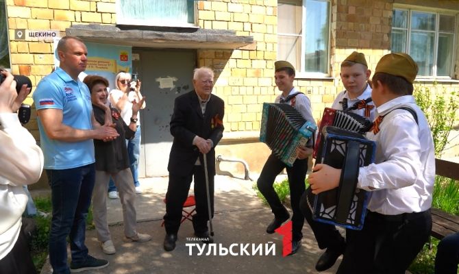 Под окнами 102-летнего ветерана провели свой Парад Победы