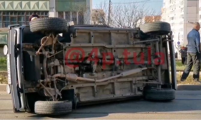 В Туле «Нива» перевернулась после встречи с Volkswagen