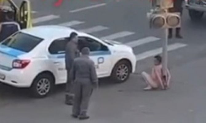 Прикованного к светофору голого мужчину доставили в Тульский наркологический диспансер