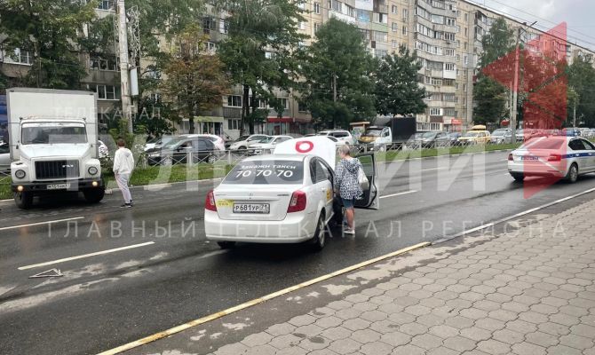 В Туле на улице Ложевой столкнулись грузовик и такси