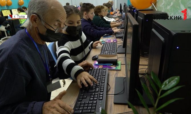 «IT-семья»: тульская молодежь учит своих бабушек и дедушек компьютерной грамотности