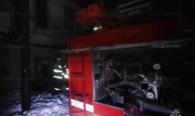 В Донском пожарные спасли трех человек из квартиры с горящим мусором