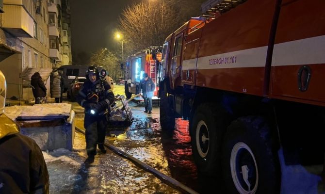 В Новомосковске на лестничной клетке загорелся мусор