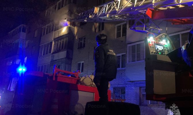 При пожаре в многоквартирном доме в Новомосковске спасли человека