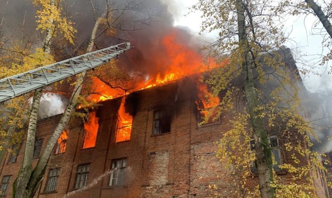 В микрорайоне Машзавод в Узловой загорелось нежилое здание
