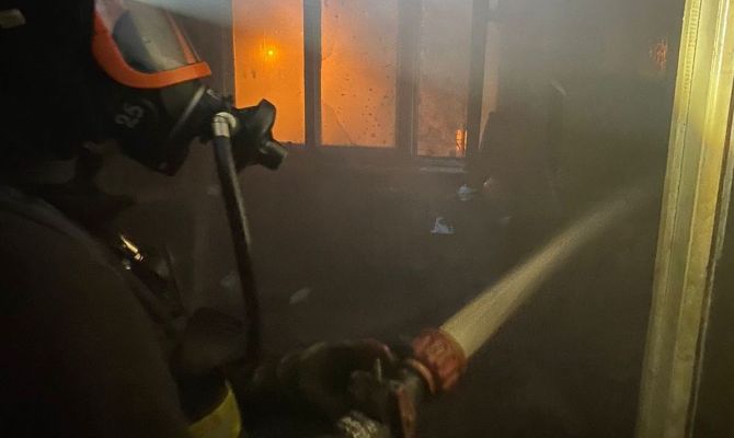 В Новомосковске загорелся многоквартирный дом: пострадал мужчина