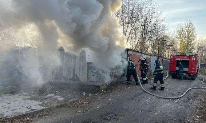 В Новомосковске загорелся гараж: погиб 64-летний мужчина