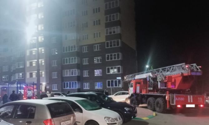Из горящего дома на улице Конструктора Грязева в Туле эвакуировали 56 человек