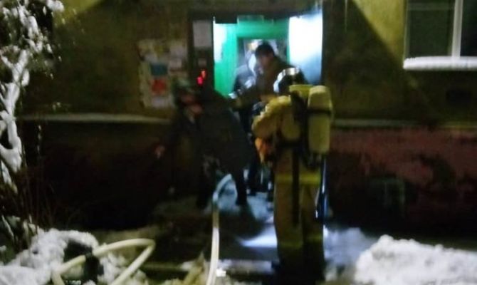 Пожарные в Щекино вывели из горящего дома ребенка и пятерых взрослых