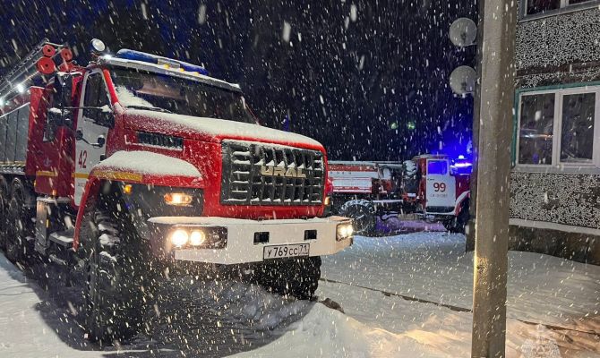 В Тульской области загорелся многоэтажный дом: пожарные эвакуировали 5 человек