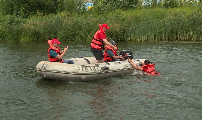 Человек в воде: как правильно оказать помощь и не утонуть самому