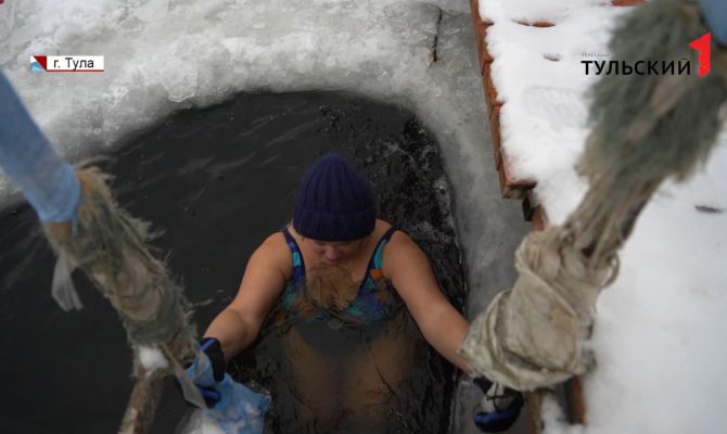 Прорубь в пруду белоусовского парка в Туле облюбовали моржи