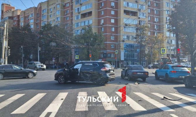 Мужчина пострадал в тройном ДТП на пересечении Дмитрия Ульянова и Первомайской в Туле