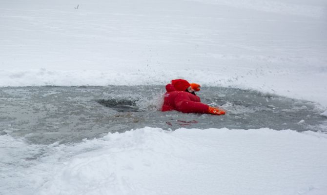 Как не растеряться и спасти того, кто провалился под лед