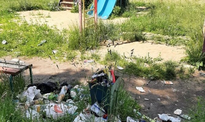 В соцсетях пожаловались на сорняки и мусор на детской площадке в Узловой