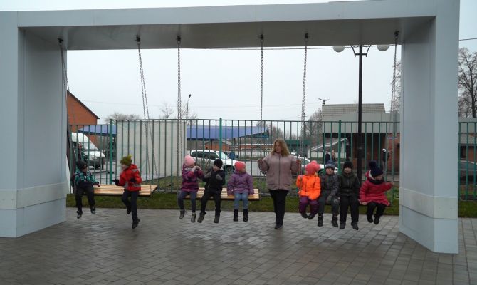 Зал ожидания под открытым небом: в Узловой появился новый сквер для детей и взрослых