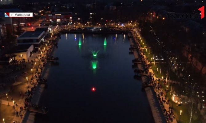 Водная симфония: в Узловой на Свиридовском пруду запустили плавающие фонтаны