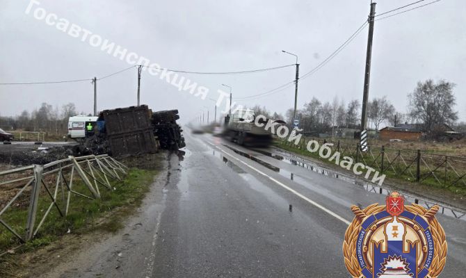 В Тульской области перевернулся грузовик