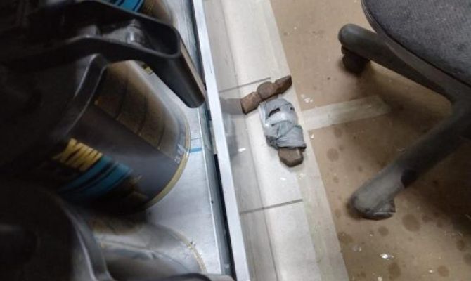 Вернулись 90-ые: в Узловой кто-то разбил стекло автосервиса и закинул бутылку с горючей смесью