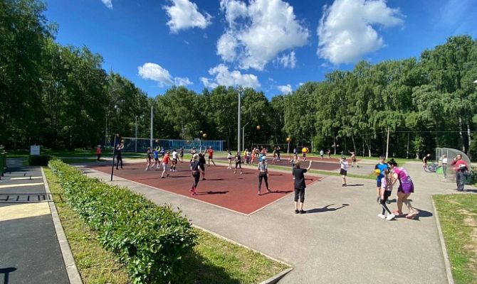 В Туле проходят бесплатные тренировки по волейболу