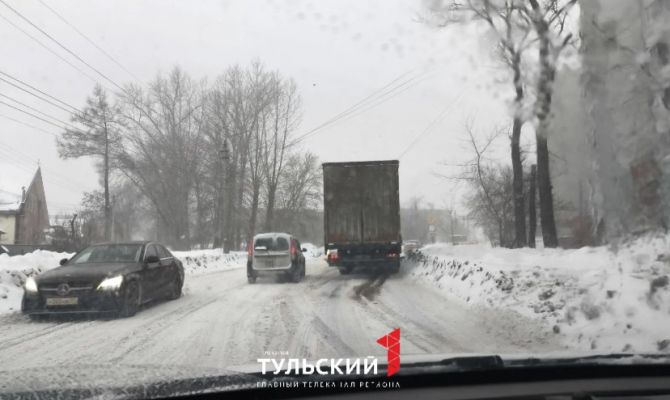 Метель парализовала движение на улице Рязанской в Туле