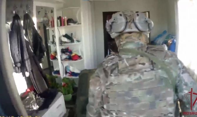 Росгвардия показала кадры задержания подозреваемых в мошенничестве в Туле от первого лица