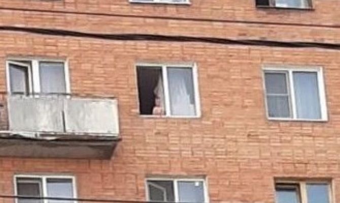 В центре Тулы маленький ребенок чуть не выпал из окна