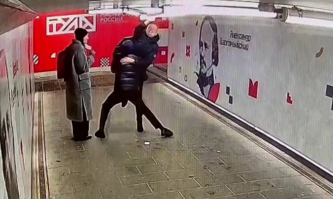Вандалы повредили подземный переход на улице Каминского в Туле