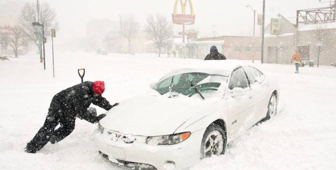 Снег задержал: россиянам разрешили опаздывать на работу из-за непогоды