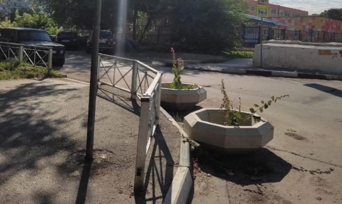 В Советском округе Тулы бетонные вазоны с цветами установили прямо на проезжей части