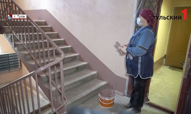 Обшарпанные перила, облупившаяся краска на стенах: как тулякам сделать ремонт в подъезде